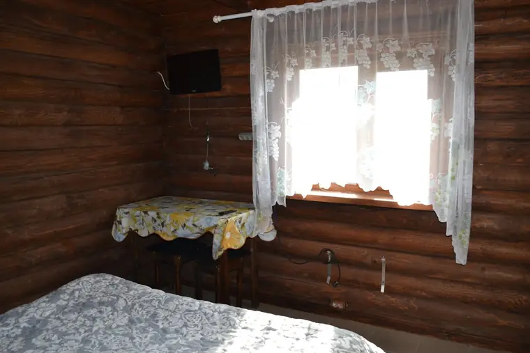 Кімната з вікном, столом і фіранками