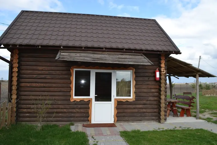 Будиночок із ґанком і білими дверима